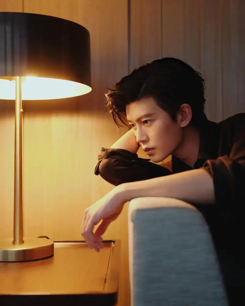 任嘉伦帅气十足