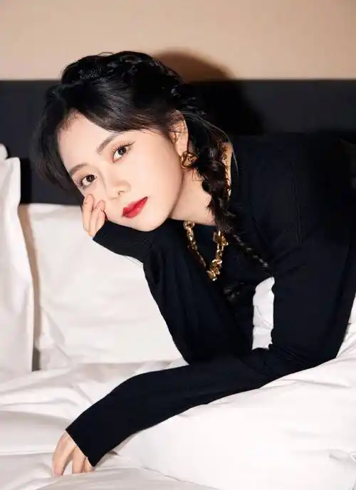 新图- 谭松韵可盐可甜,陆柯燃时而魅惑时而英气,易烊千玺染金发_活动