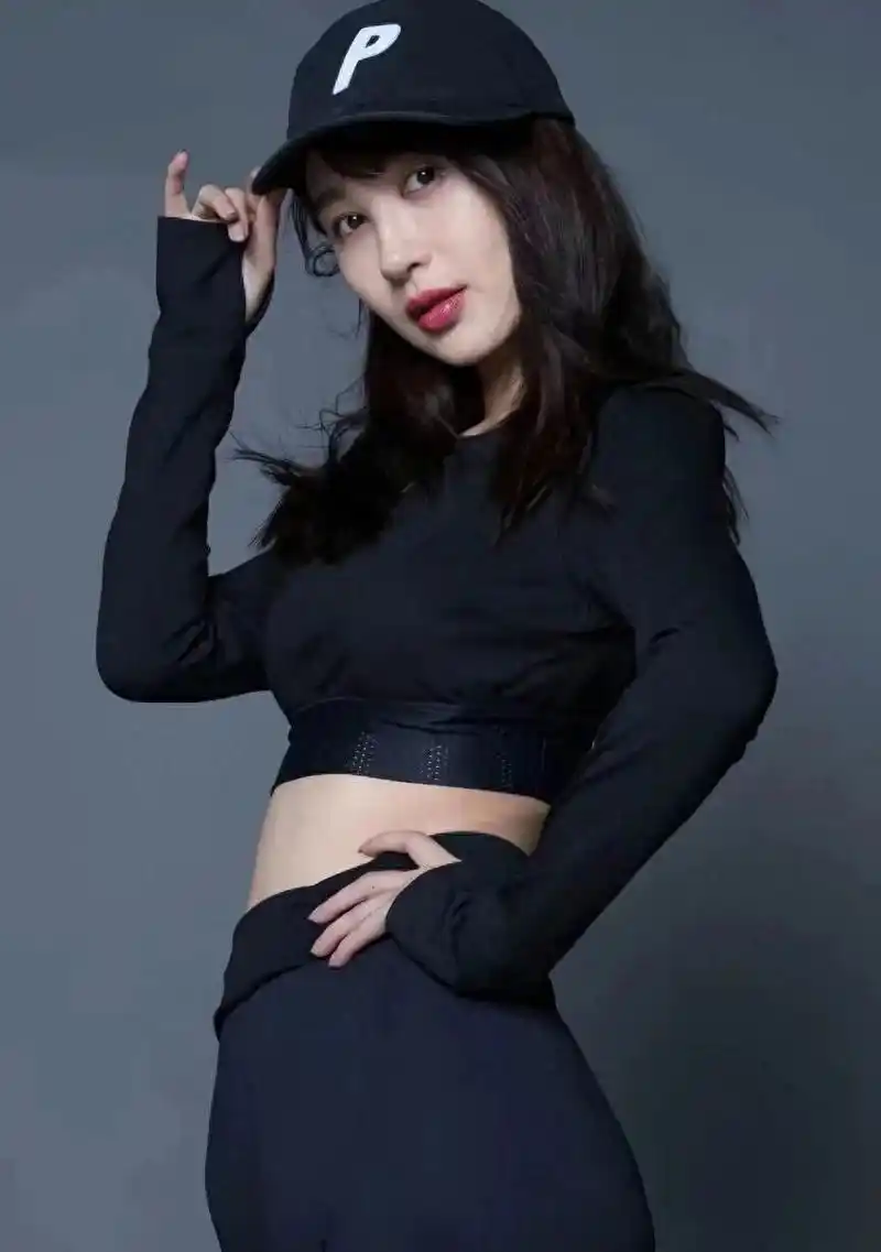 黄晓明前女友李菲儿秀大长腿,好身材,完美瑜伽裤