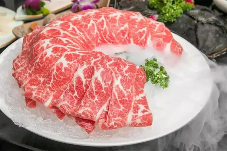 重量级!超大一盆雪花牛肉,小编两个手抱着还很吃力!