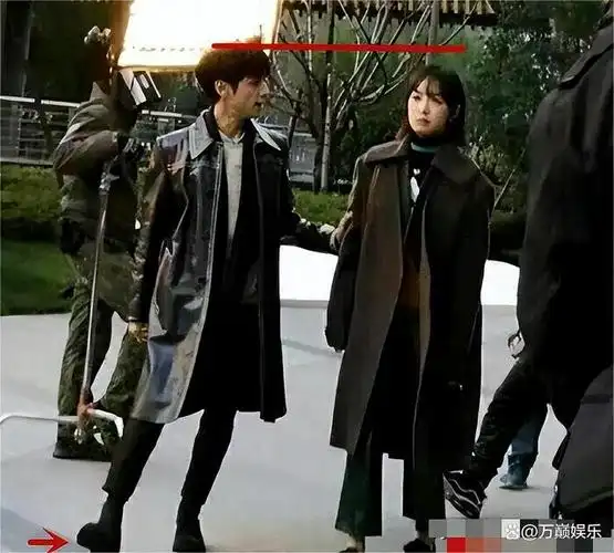 他还穿着增高鞋,这无疑会让大家对他的实际身高有了一定的了解.