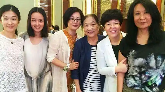 63岁赵宝刚和妻子闪婚二人生活素颜曝光妻子知性美丽资产多