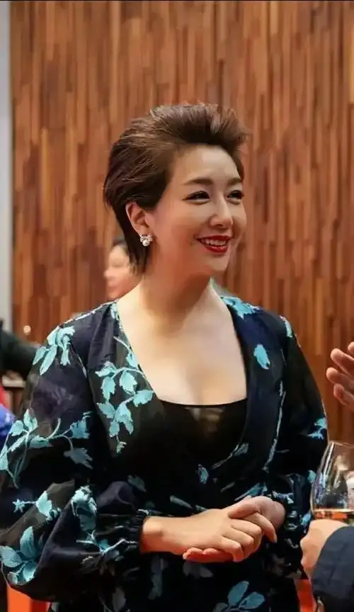 54岁江珊微胖也时髦,打扮气质不扮嫩,网友:实力诠释"富态美"