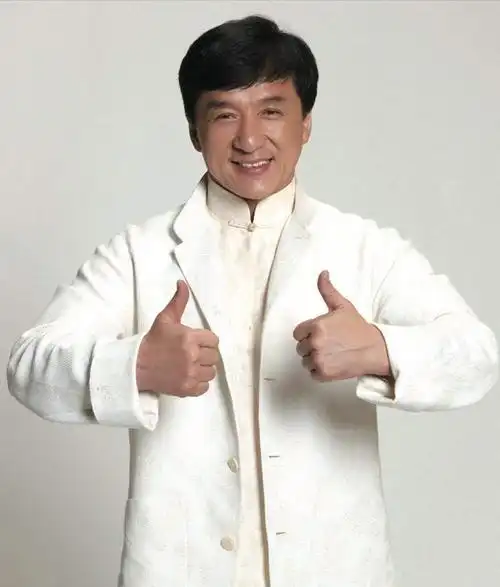 成龙断崖式衰老,白发苍苍老态尽显,网友泪目:难以接受!