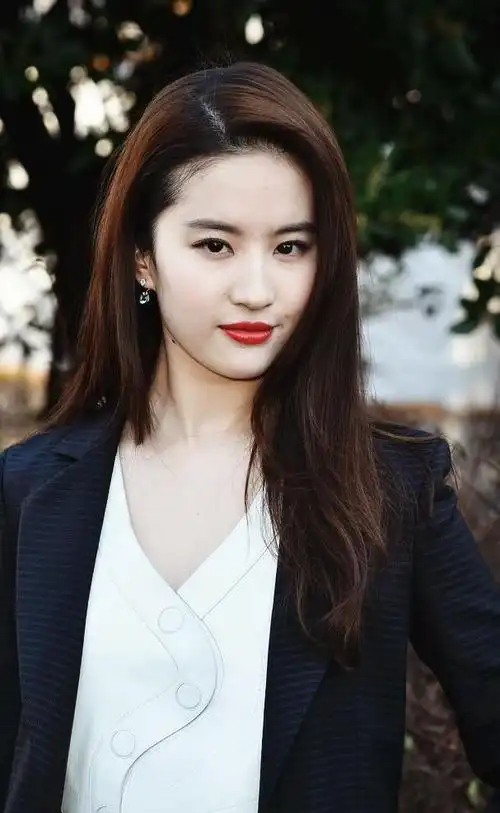 五官精致的神仙姐姐刘亦菲,怎么打扮都好看,女神好美