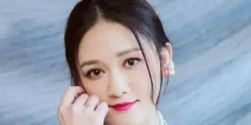 后来,陈乔恩搭档阮经天出演《命中注定我爱你》,也叫作《爱上琉璃苣