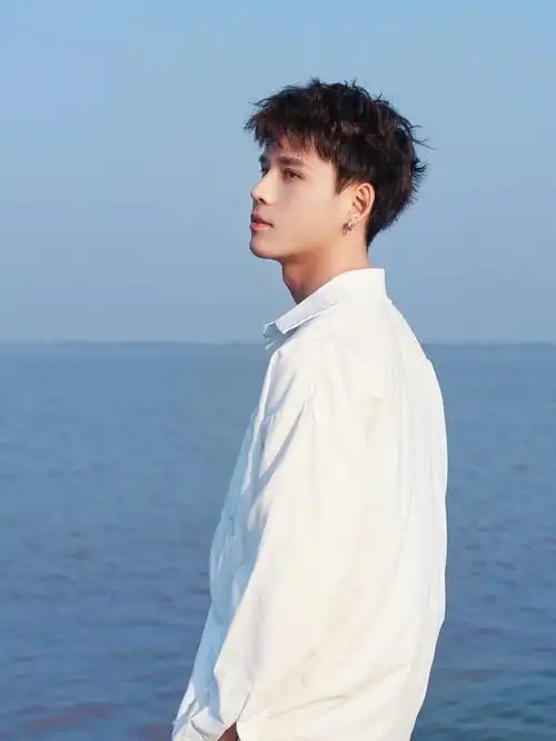 白衣少年帅哥写真江边简单拍摄写真