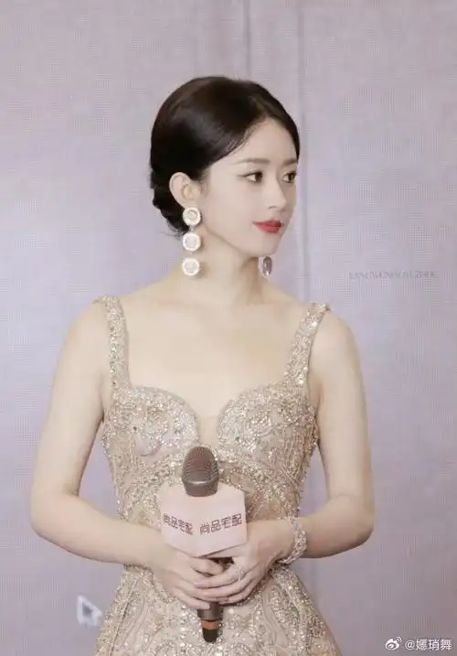 就像赵丽颖单枪匹马走进娱乐圈 一举成龙"    @赵丽颖