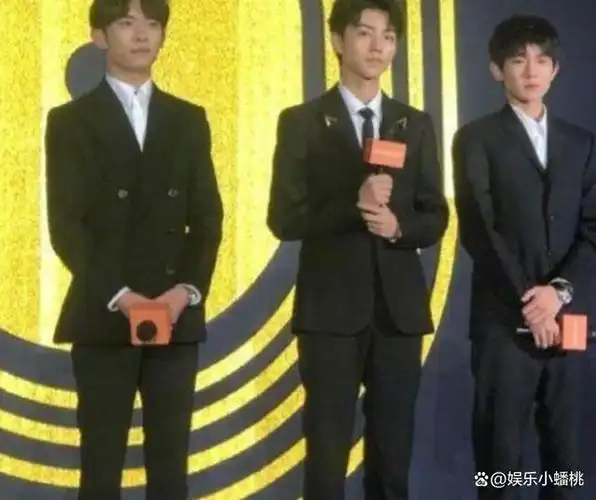 在三人合照中,很明显可以看出王源身高相对较矮.