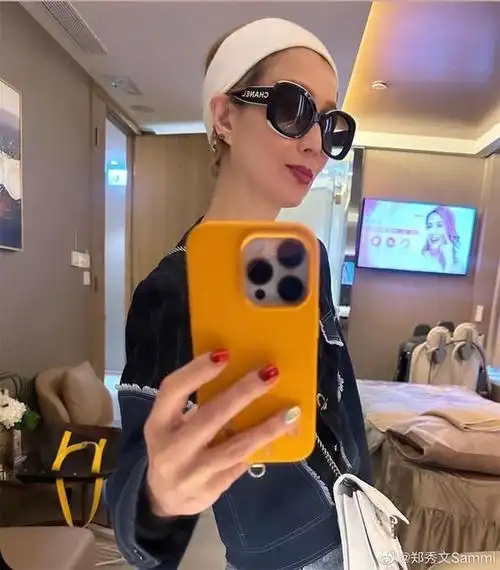 50岁郑秀文长发造型,青春似少女,对比上次瘦脱相造型,判若两人