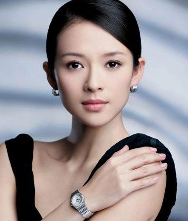 自从与外国人vivi分手,章子怡回归内地就负面新闻不断,之前的"三重门"