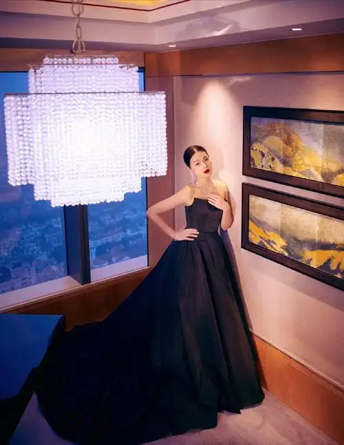 胡杏儿有身材撑腰裙子深v还开叉一身高级黑长裙衬出嫩白肌肤