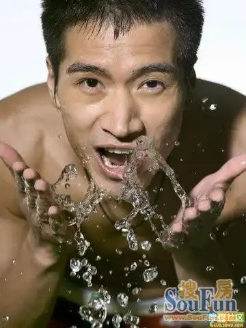 《宫锁心玉》四爷何晟铭成名前家居写真曝光(图)