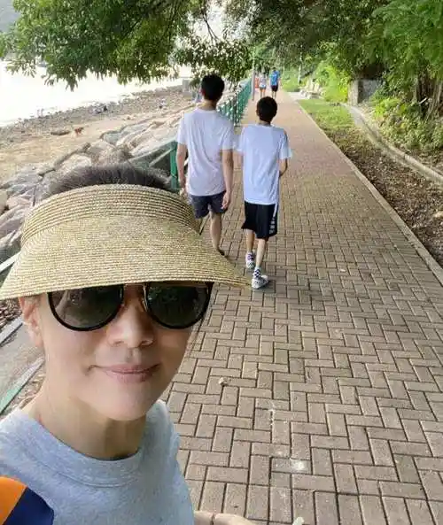 童年照,从小就继承爸妈大眼基因,15岁早已比妈妈高_张智霖_张慕_慕童