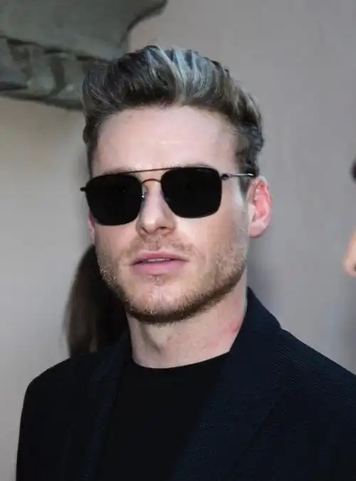 少狼主罗柏亮相米兰时装周理查德麦登一缕白发比权游时还帅