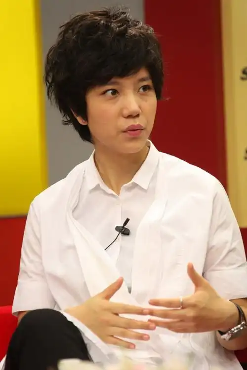 图文李霄云做客聊新专辑李霄云称护照正办延期