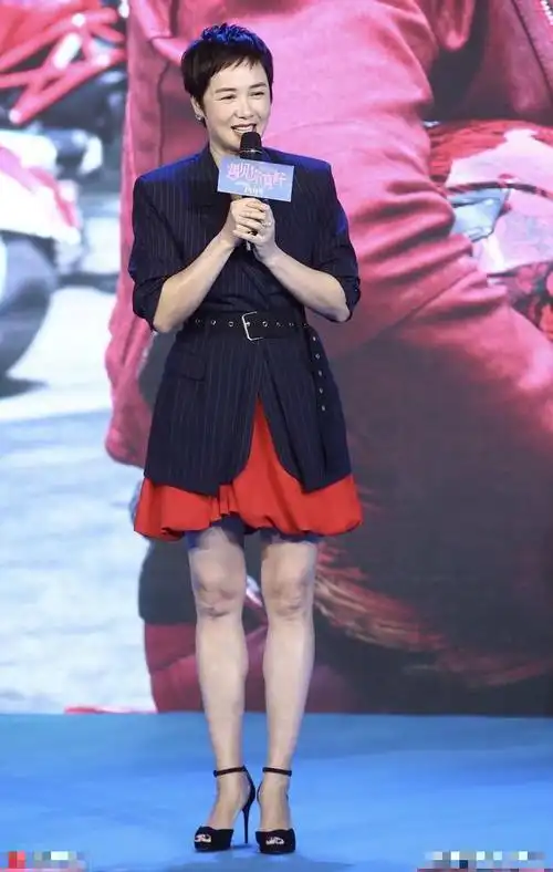 48岁的蒋雯丽当天穿了一条短裙,而露在外面的大腿十分尴尬,两条腿给人