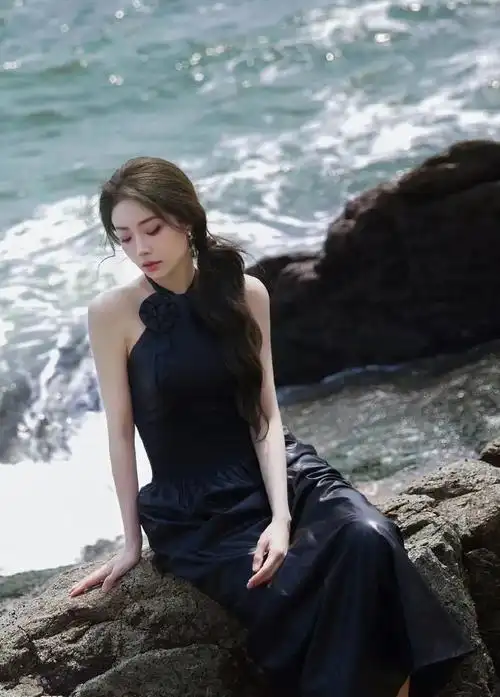 喻言穿黑色玫瑰皮裙漫步海边,千娇百媚,惊艳迷人!_高清图集_新浪网