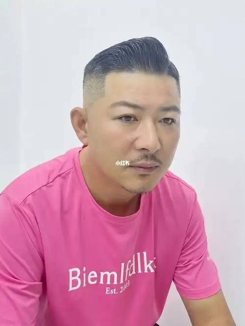 男士短三七背头