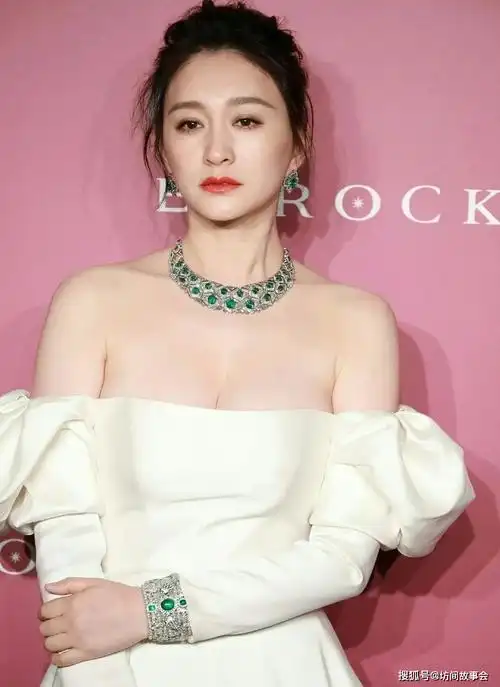 原创李小冉穿白色抹胸长裙窈窕动人雪肤玉貌美到发光