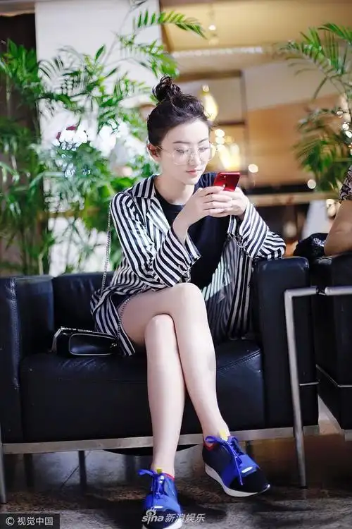 组图:景甜顶丸子头现身 秀白皙美腿手机玩不停 : 日前,景甜现身上海