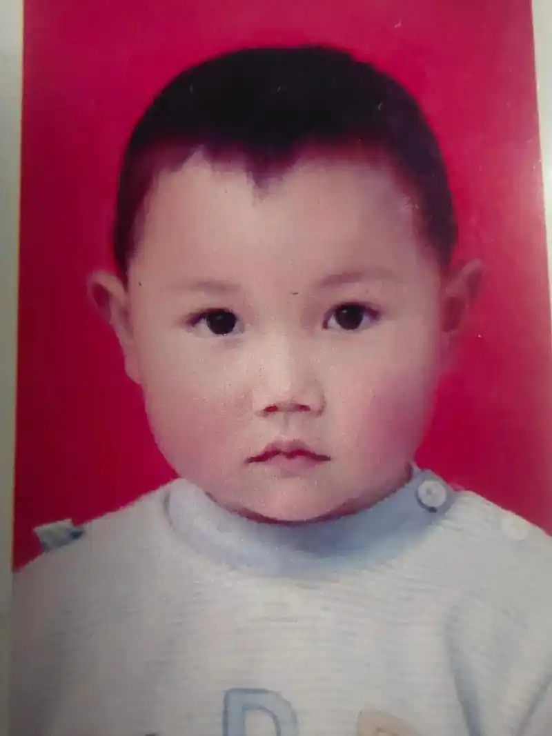 今天偶然翻到儿子小时候的照片,我的男孩已不知不觉的长大!