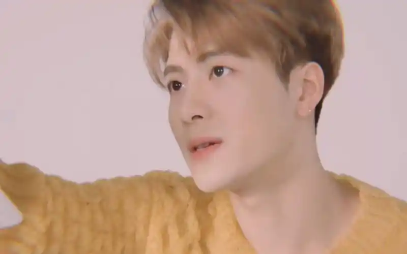 王嘉尔韩国芭莎造型里最爱的一套最后的嘟嘴好可爱