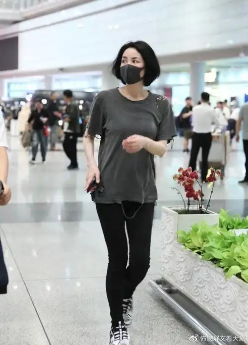 王菲造型真低调穿破洞t恤不像明星紧身裤无意展现好身材