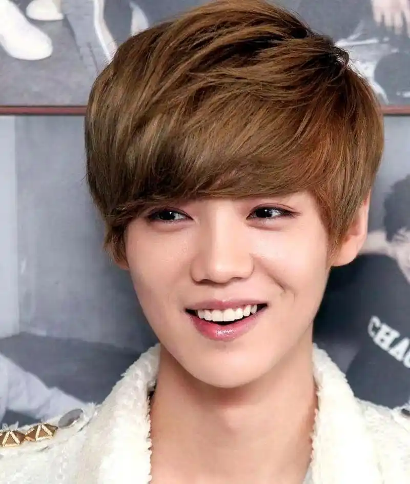 鹿晗 早期图 眼睛,鼻颧优越至少能火20年 五官一处好十年大运,2处好则