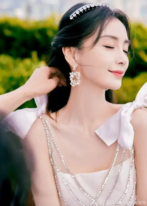 angelababy天鹅羽翼白裙造型##angelababy钻石羽毛白裙造型