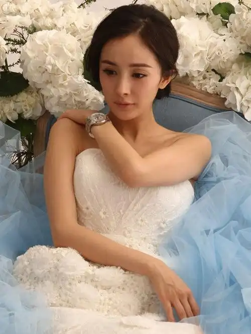 杨幂穿大号游戏婚纱图片