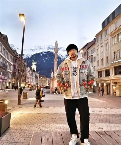 周杰伦调皮了:不要晚上听我的歌!网友回复霸气回复6个字