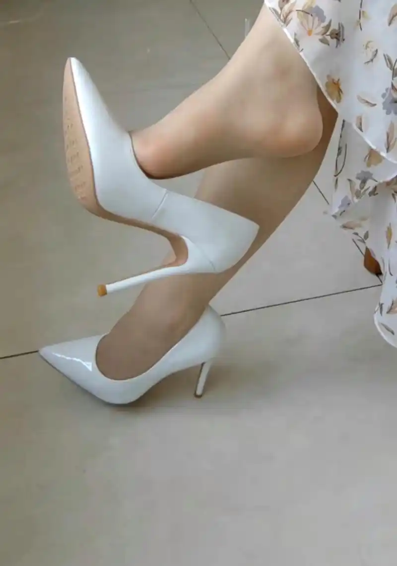 这款白色高跟鞋是否能搭配黑色丝袜?