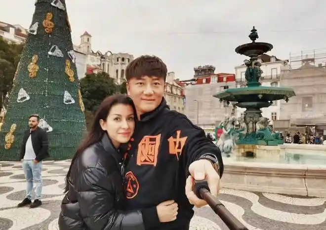 40岁关喆官宣三胎生女高颜值外籍妻子抢镜出身名门杨坤做媒人