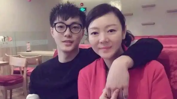 母亲节fiba球星照:胡明轩母子 勒布朗梦母女 乔丹母子等榜上有名