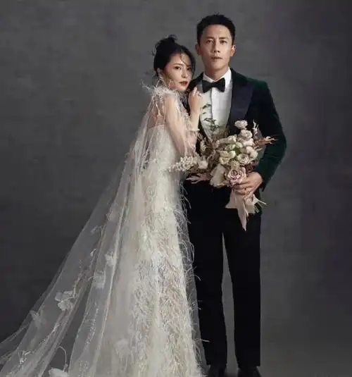 李小璐婚纱照李小璐近期机场照明星夫妻婚纱照