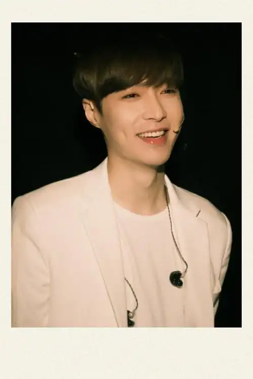 你见过笑起来超好看的人#张艺兴笑起来憨憨的,好可爱好好看,心动了吗