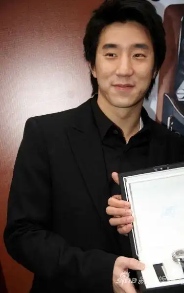 房祖名帅气亮相上海 重金为母庆生很值得(组图)