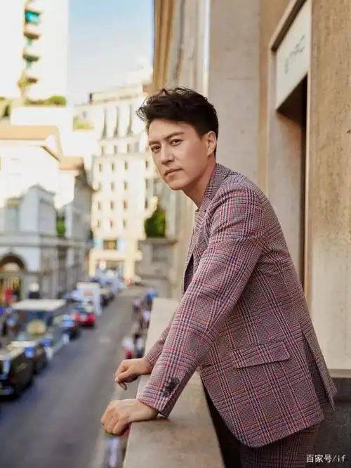 从《我的前半生》中的贺涵, 到《恋爱先生》中的程皓, 靳东给人的