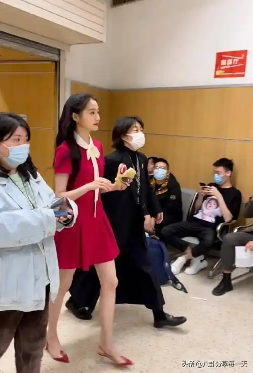 关晓彤王俊凯晚会同台,生图看出真实身高,晓彤用心了_cm_明星_对比