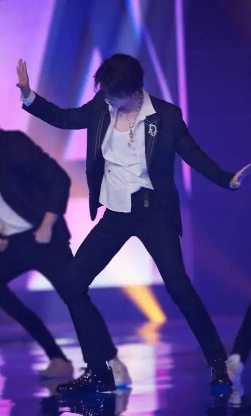 的思念》的solo,还有两支舞蹈solo,很多人看王俊凯跳舞的时候都感叹说