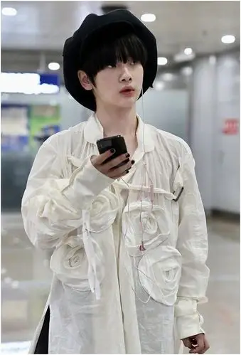 19岁周震南胆真大涂黑指甲配齐刘海要做下一陈志朋