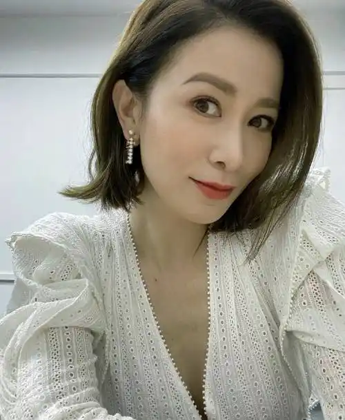 原创佘诗曼深v自拍吸睛十足注意饮食怕长胖46岁身材依旧时尚