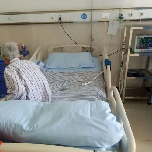 早上七点四十五分准时到病房做晨间护理,保证每位患者的舒适