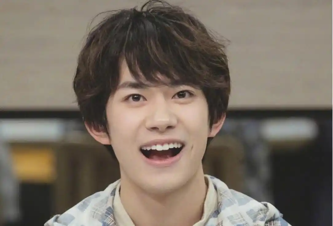 易烊千玺卷发奶萌,王一博卷发帅气,他却被吐槽撞脸羊驼