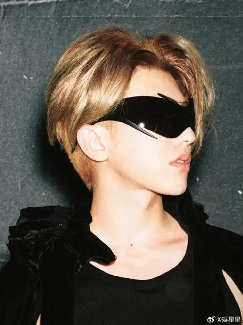 蔡徐坤新歌预告像电影海报##蔡徐坤新歌预告背影图