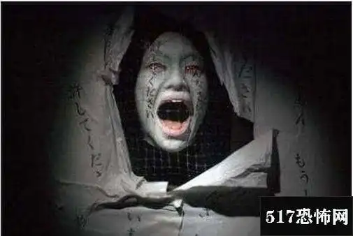 狗看见鬼有几种表现,狗看见鬼会疯狂大叫/看见亲人鬼魂摇尾巴