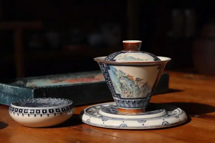 等于堂青花斗彩山水盖碗