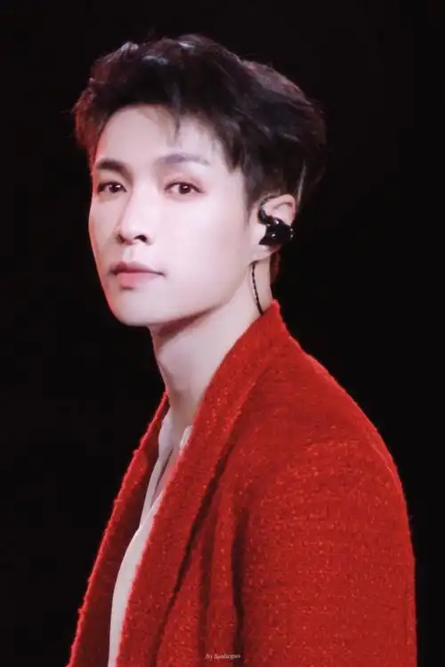 张艺兴央视跨年面纱舞台##央视跨年晚会##和张艺兴点亮微博之夜