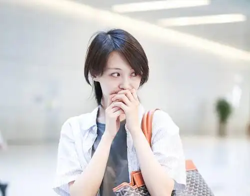 郑爽素颜亮相,表情害羞.